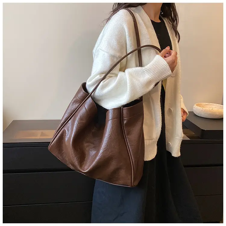 Women Large Capacity Black Leather Shoulder Bag 2023 — feature 11