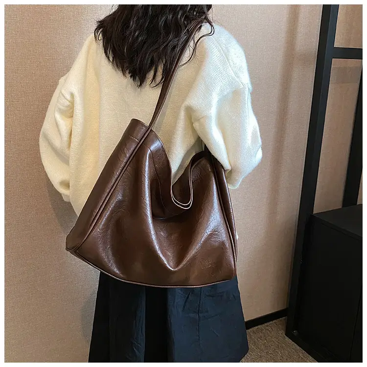 Women Large Capacity Black Leather Shoulder Bag 2023 — feature 12