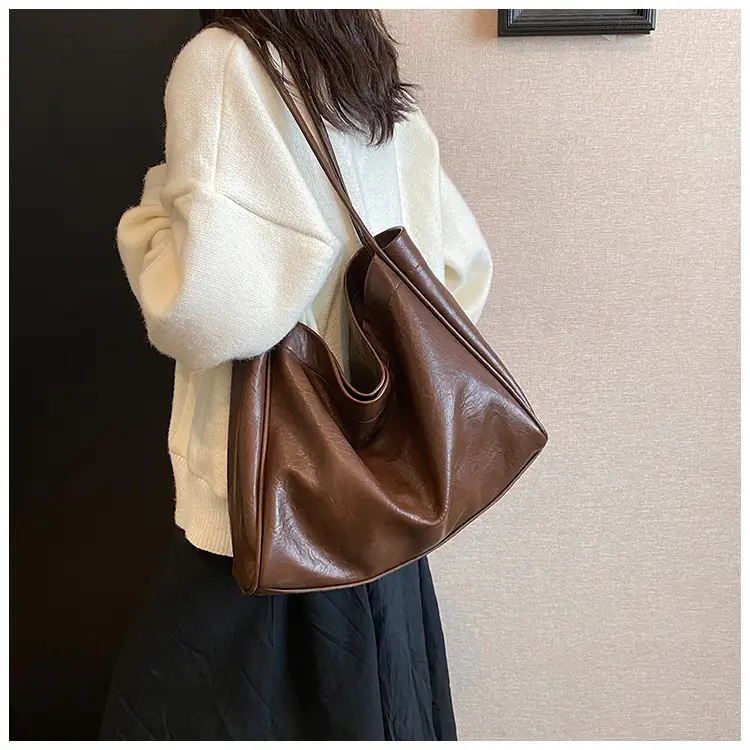 Women Large Capacity Black Leather Shoulder Bag 2023 — feature 13