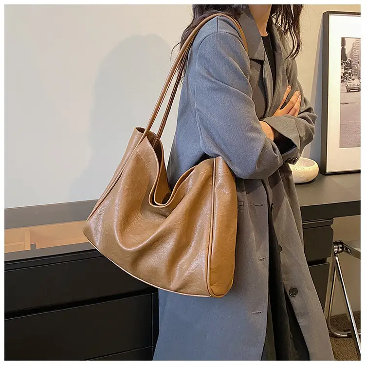 Women Large Capacity Black Leather Shoulder Bag 2023 — feature 14