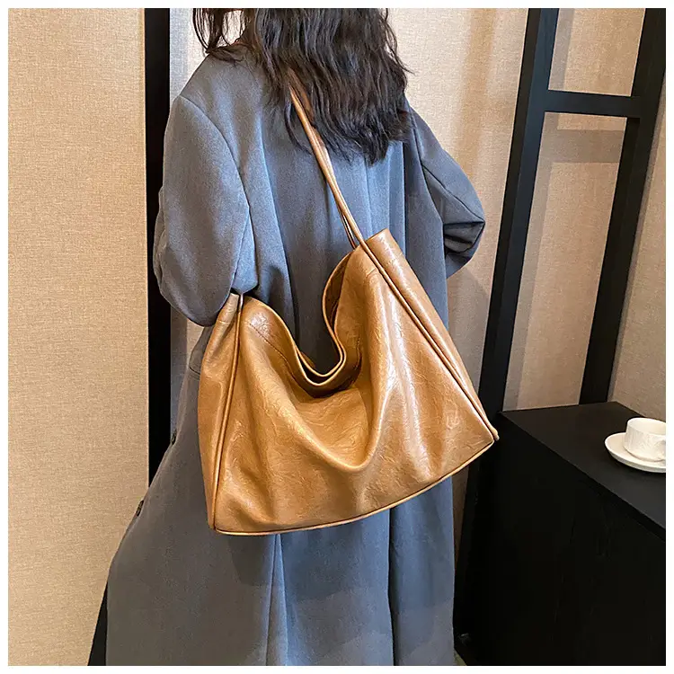 Women Large Capacity Black Leather Shoulder Bag 2023 — feature 15