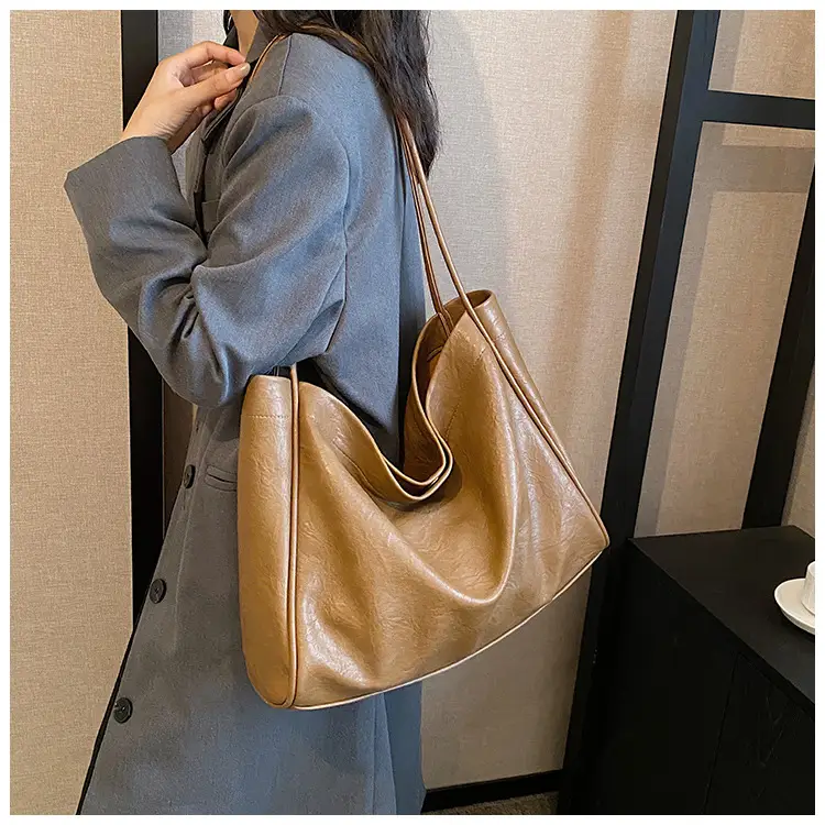 Women Large Capacity Black Leather Shoulder Bag 2023 — feature 16