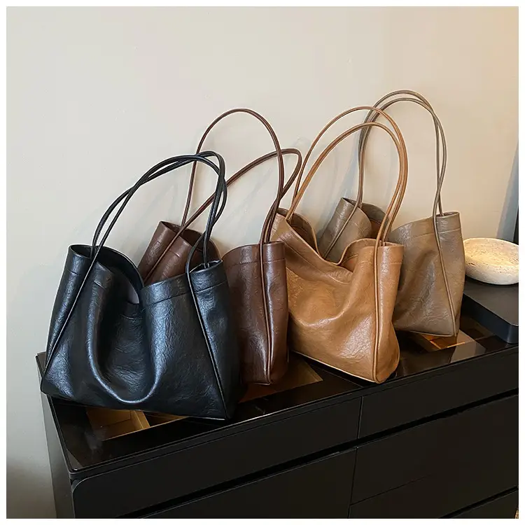 Women Large Capacity Black Leather Shoulder Bag 2023 — feature 21