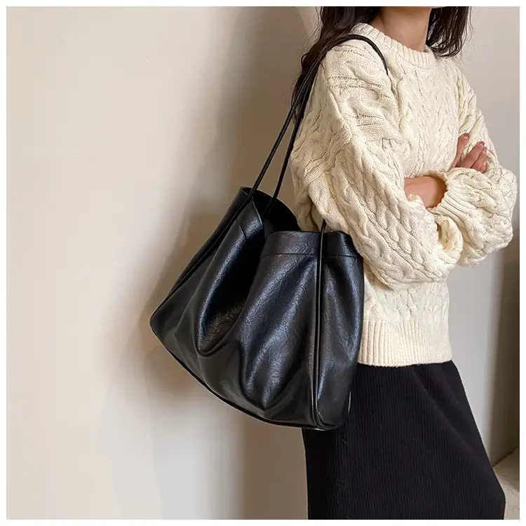 Women Large Capacity Black Leather Shoulder Bag 2023 — feature 5