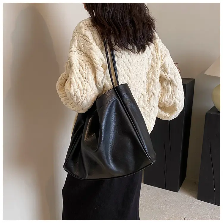 Women Large Capacity Black Leather Shoulder Bag 2023 — feature 6