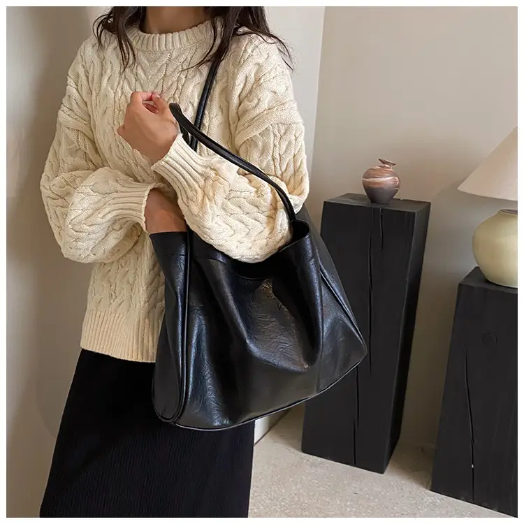 Women Large Capacity Black Leather Shoulder Bag 2023 — feature 7
