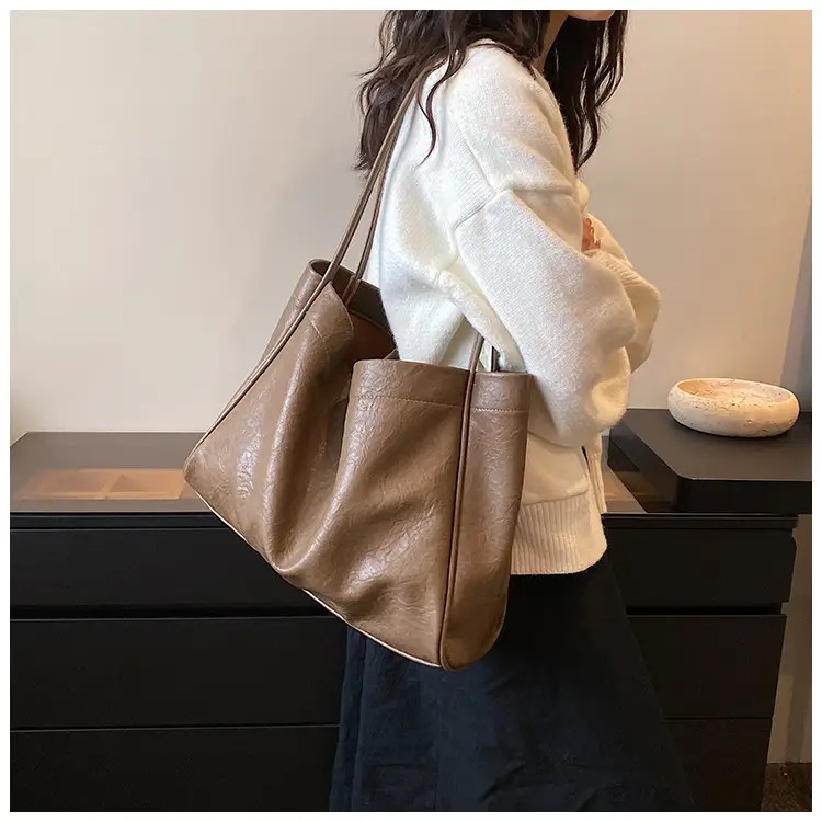 Women Large Capacity Black Leather Shoulder Bag 2023 — feature 8