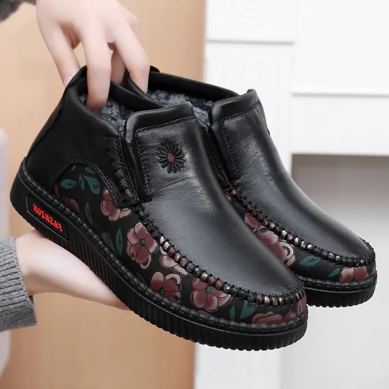 Winter old Beijing cloth shoes women's cotton-padded shoes middle-aged and elderly fleece-lined thick warm mom shoes soft bottom non-slip snow boots