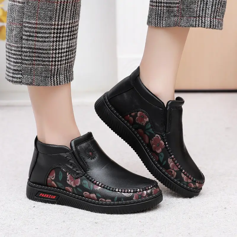 Winter old Beijing cloth shoes women's cotton-padded shoes middle-aged and elderly fleece-lined thick warm mom shoes soft bottom non-slip snow boots