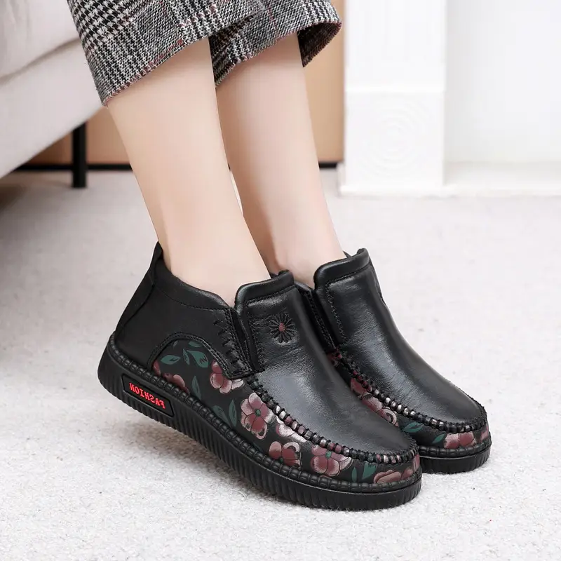 Winter old Beijing cloth shoes women's cotton-padded shoes middle-aged and elderly fleece-lined thick warm mom shoes soft bottom non-slip snow boots