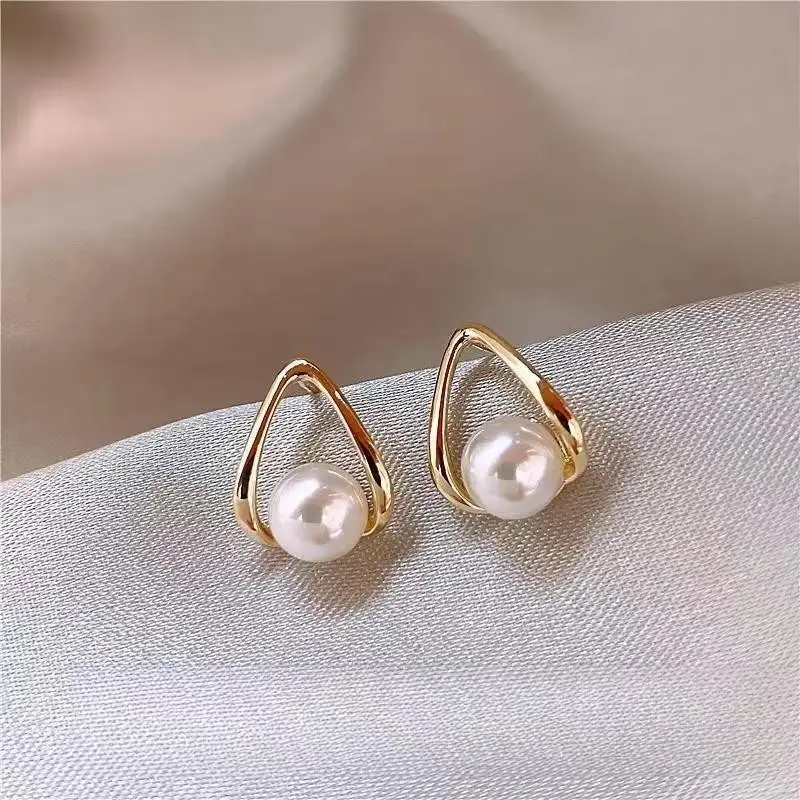 Women Pearl Earrings 2025 Autumn Style — feature 2