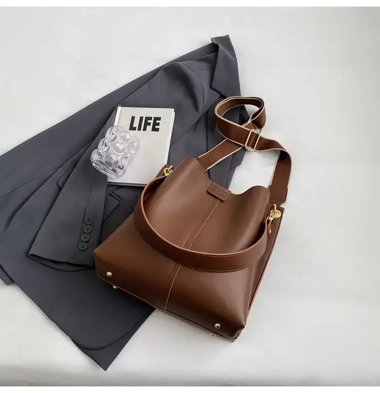 Women's Large Capacity Shoulder Bag Cream Brown Gold — feature 31