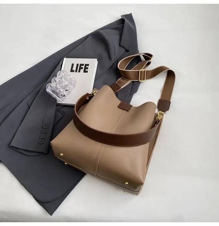Women's Large Capacity Shoulder Bag Cream Brown Gold — feature 33