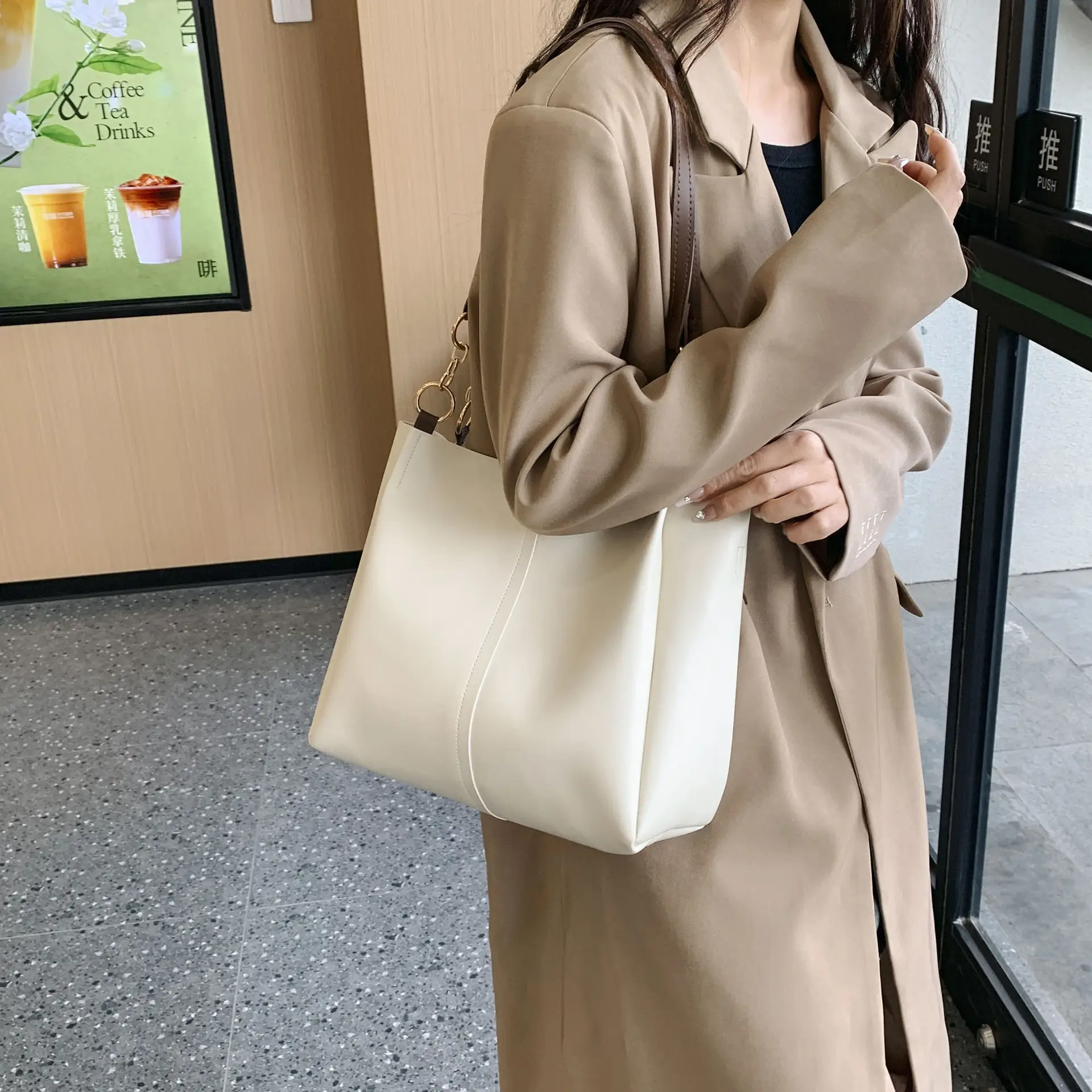 Women's Large Capacity Black Leather Tote Bag