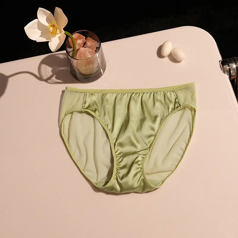 Yuyue Jinsanta French Underwear Mulberry Silk Non-steel Ring Silk Triangle Cup Large Chest Small Anti-sagging Women's Bra