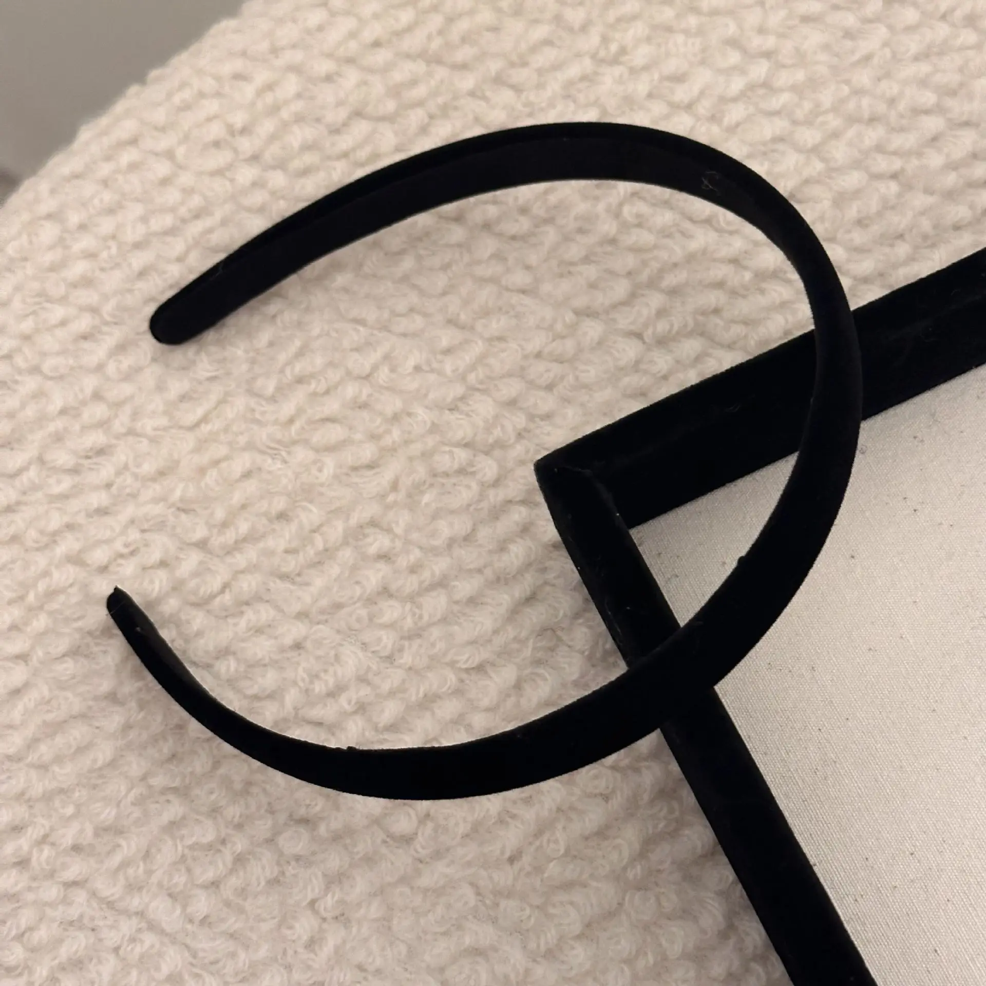 Korean Style Black Velvet Wide Brim Headband for Women — feature 5