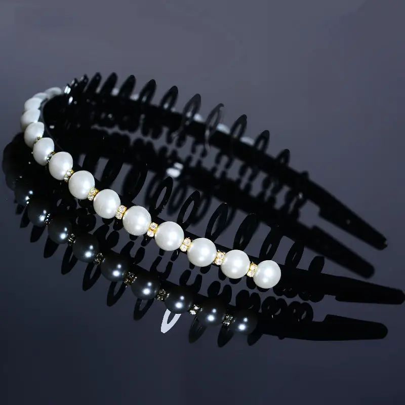 Pearl Hairband with Toothed Design for Women - Image 7