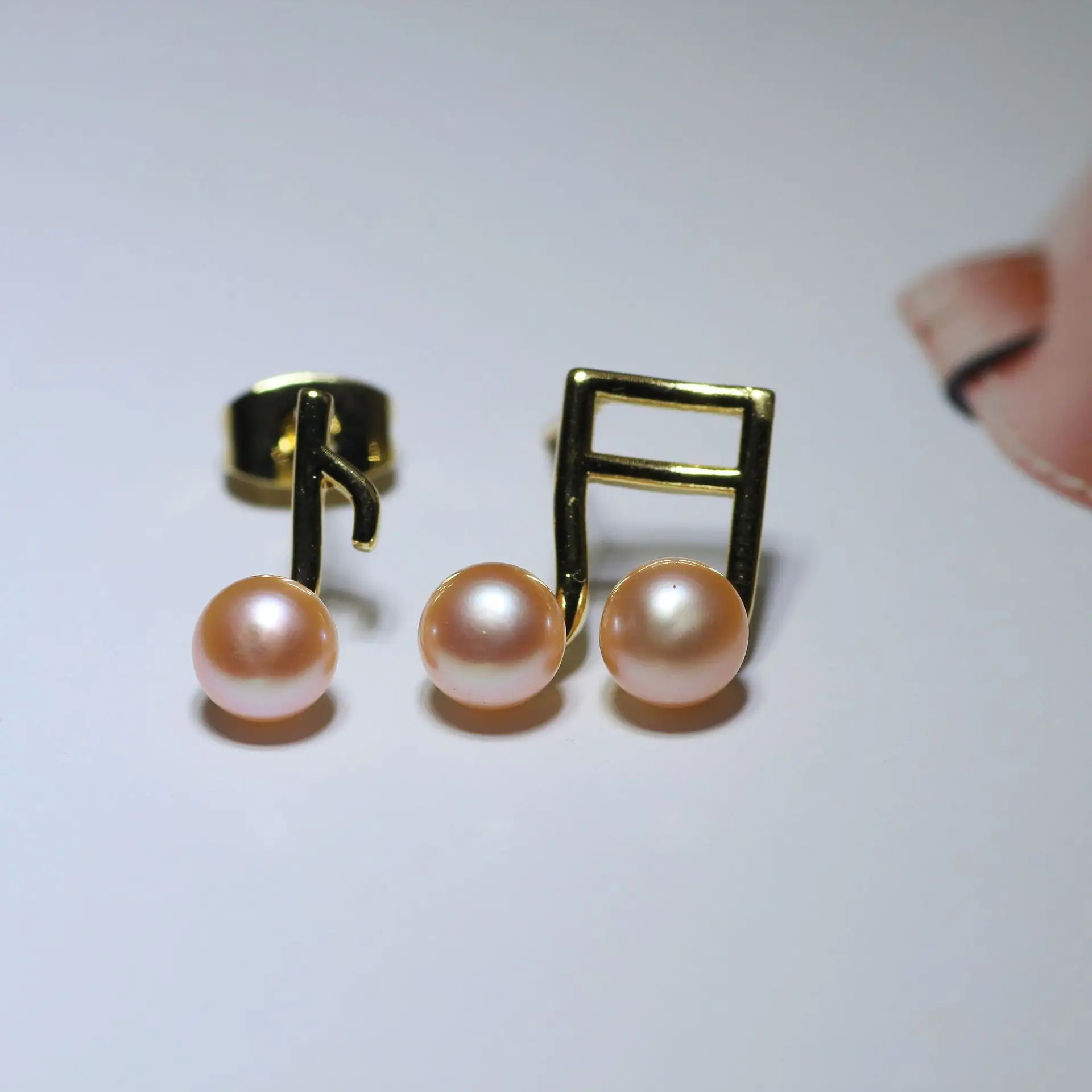 Dan Tao Pearl Earrings Necklace Set Gold Finish — feature 20