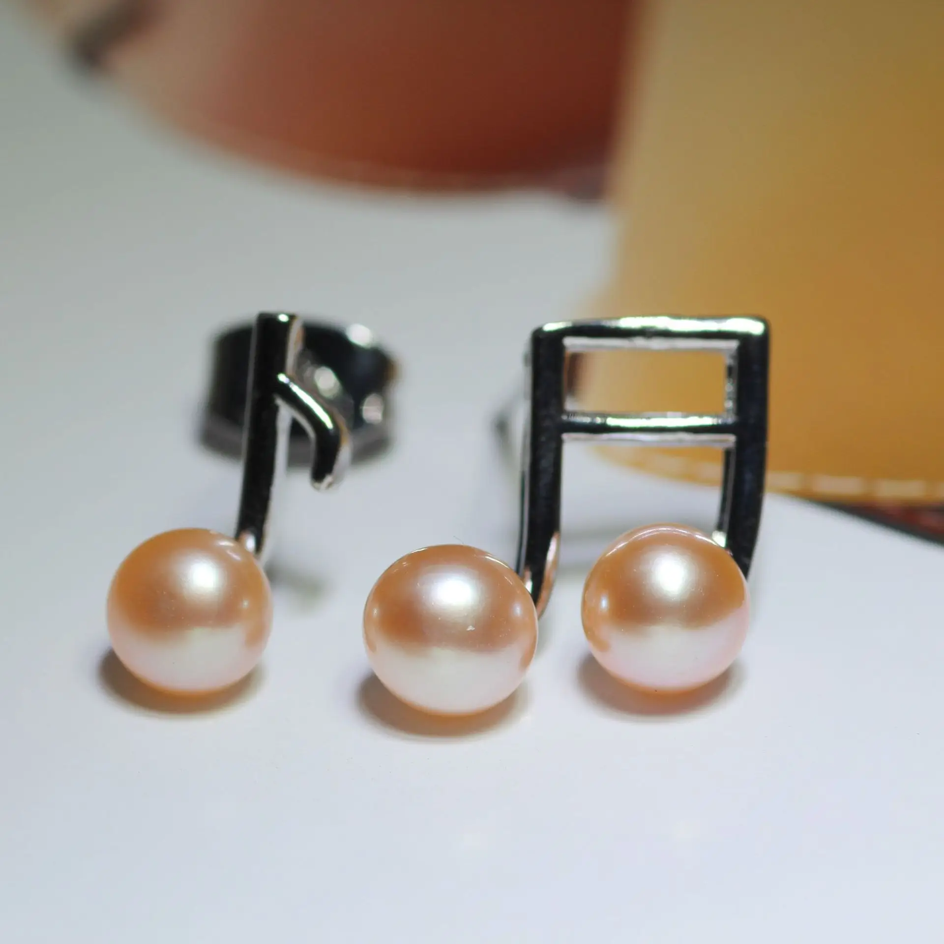 Dan Tao Pearl Earrings Necklace Set Gold Finish — feature 7
