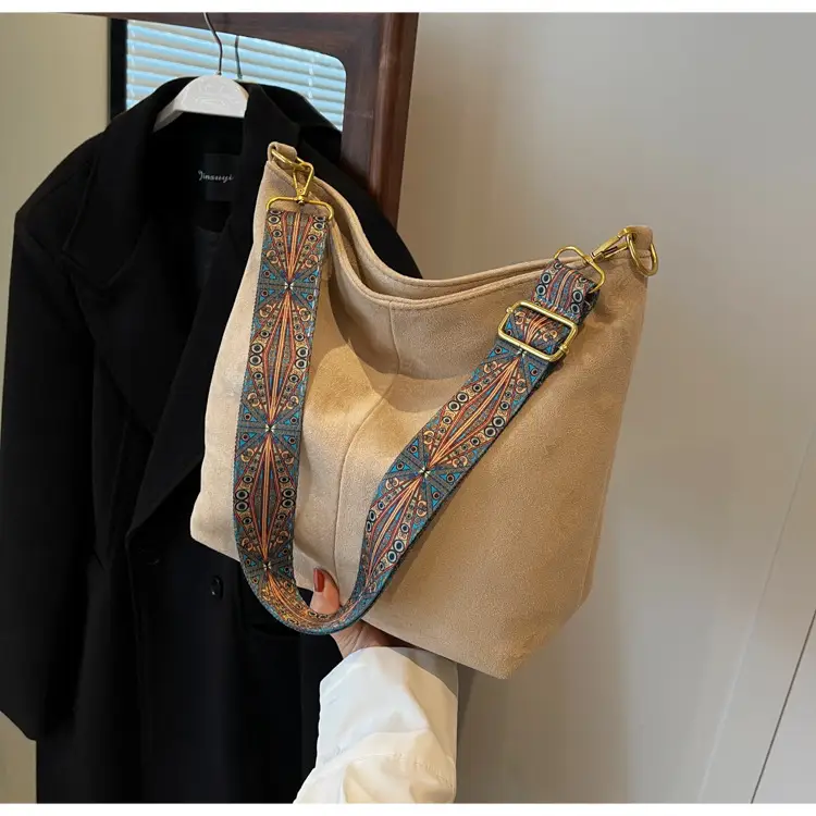 Matte Black Shoulder Crossbody Bag with Retro Strap — feature 25