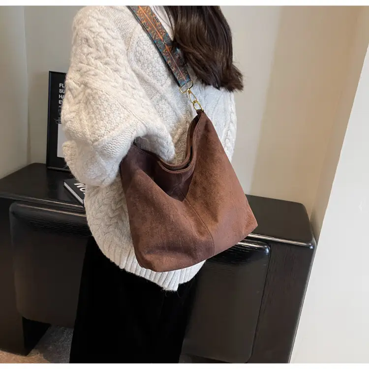 Matte Black Shoulder Crossbody Bag with Retro Strap — feature 30