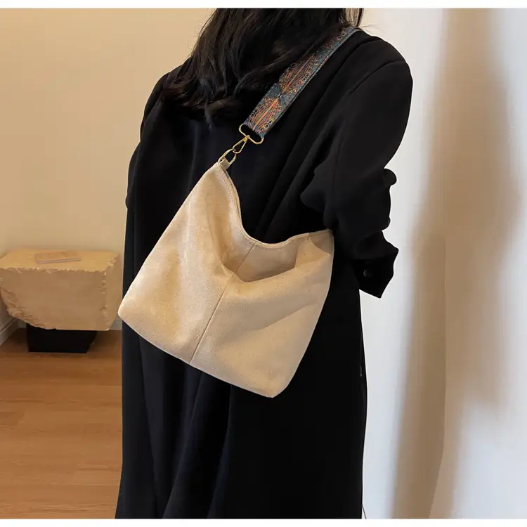 Matte Black Shoulder Crossbody Bag with Retro Strap — feature 32