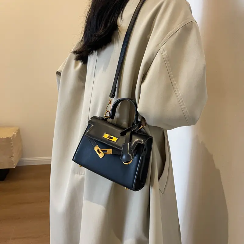 Women Retro Platinum Shoulder Bag 2023 Winter — feature 16