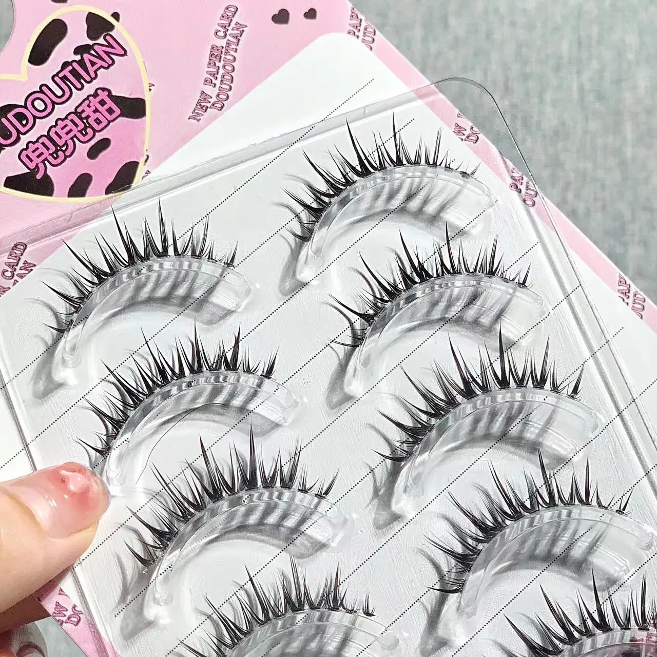 Sweet Cartoon Eyelashes Clustered W-Shaped Long Curled Grafted — feature 7