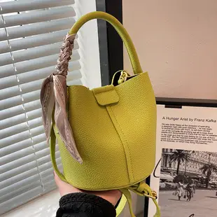 Women Large Capacity Shoulder Bag Silver Leather 2026 — feature 3