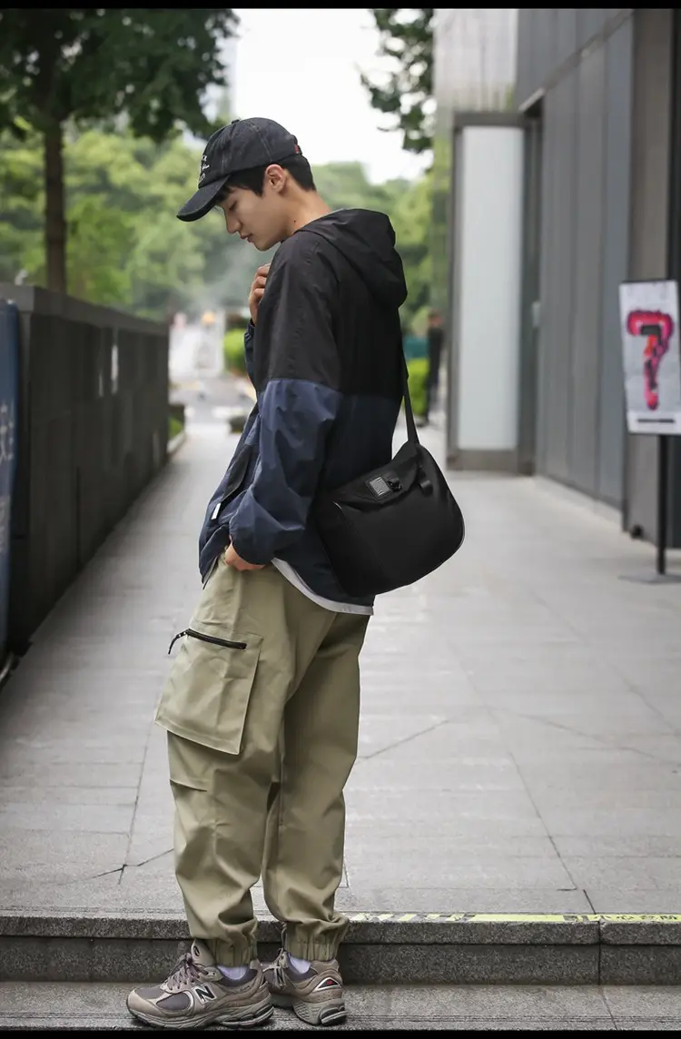 Black Messenger Bag for Men Women Commute Sports Functional — feature 12