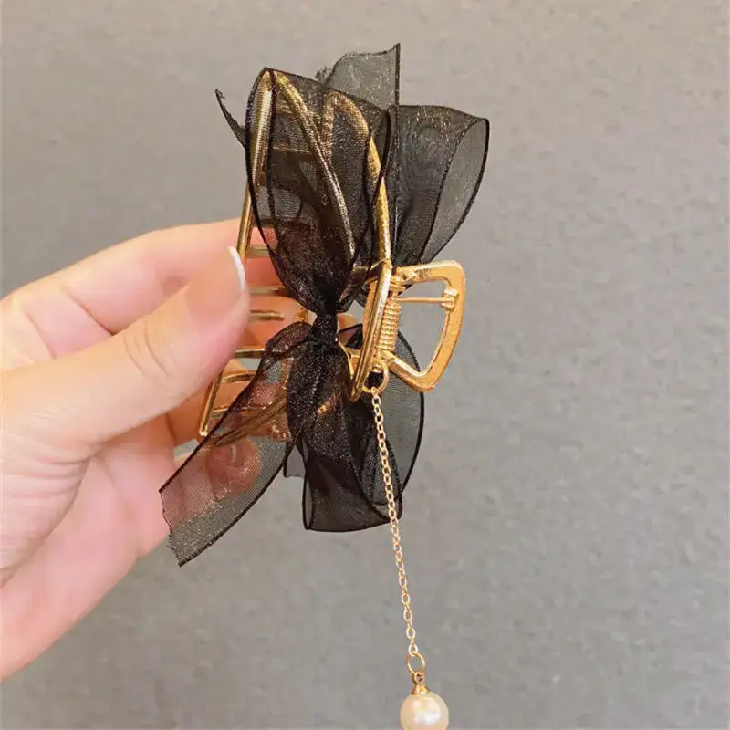 Black Ribbon tassel Crescent gripper