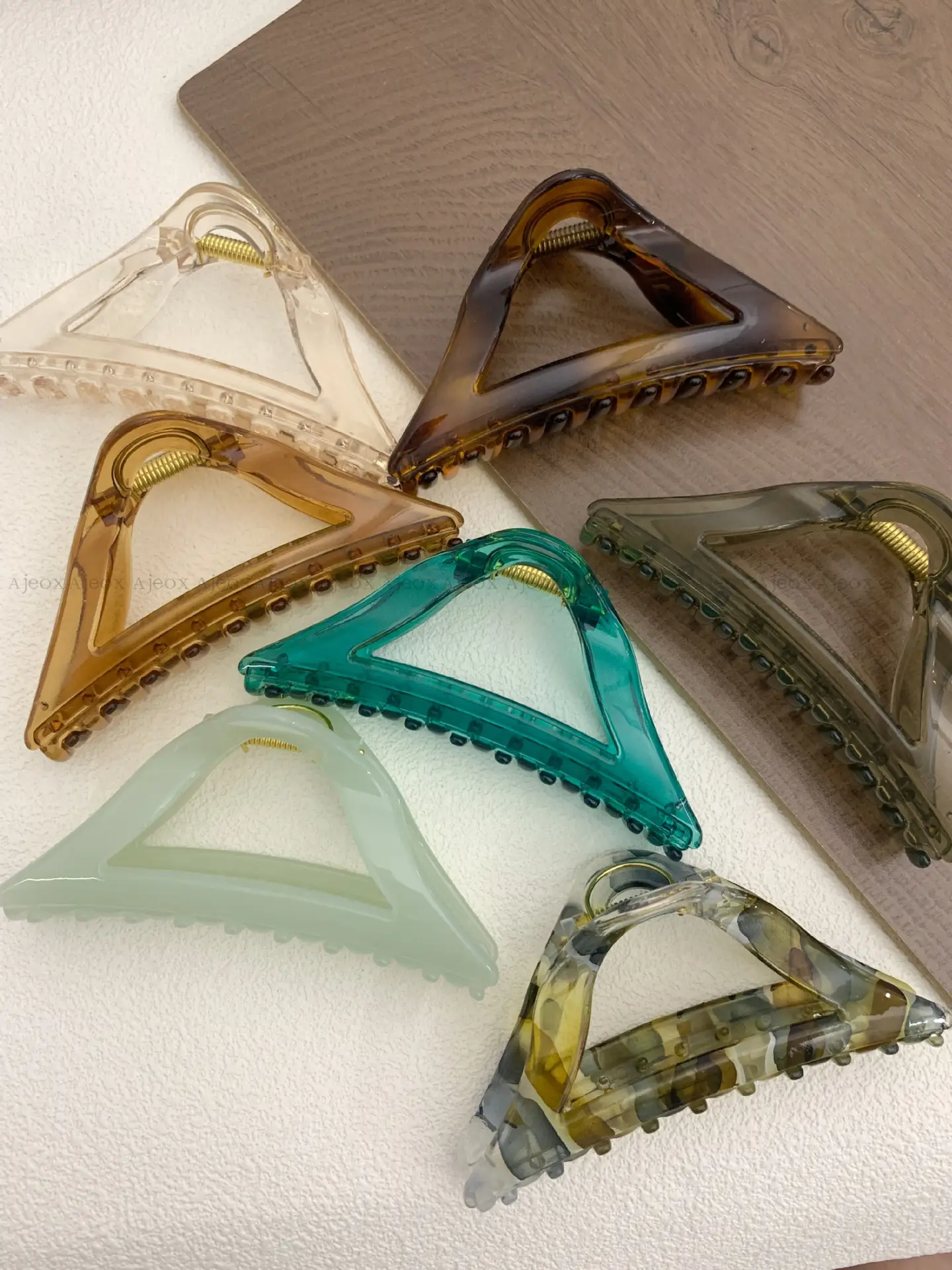 Clear Triangle Hair Clip Gradient Shark Grip — feature 10