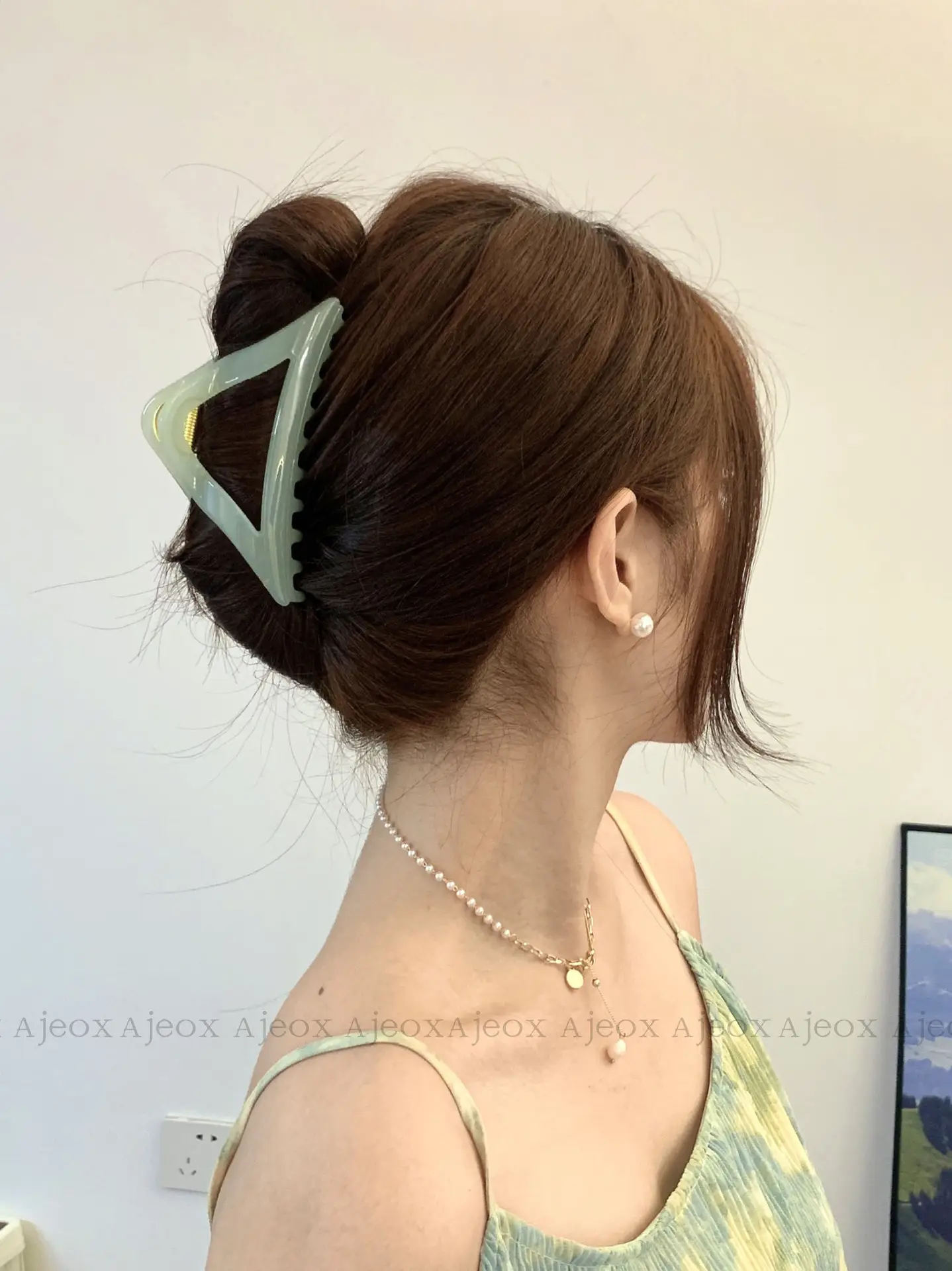 Clear Triangle Hair Clip Gradient Shark Grip — feature 2