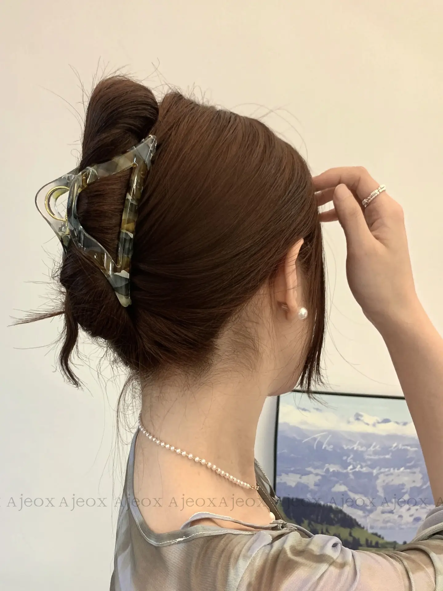 Clear Triangle Hair Clip Gradient Shark Grip — feature 3