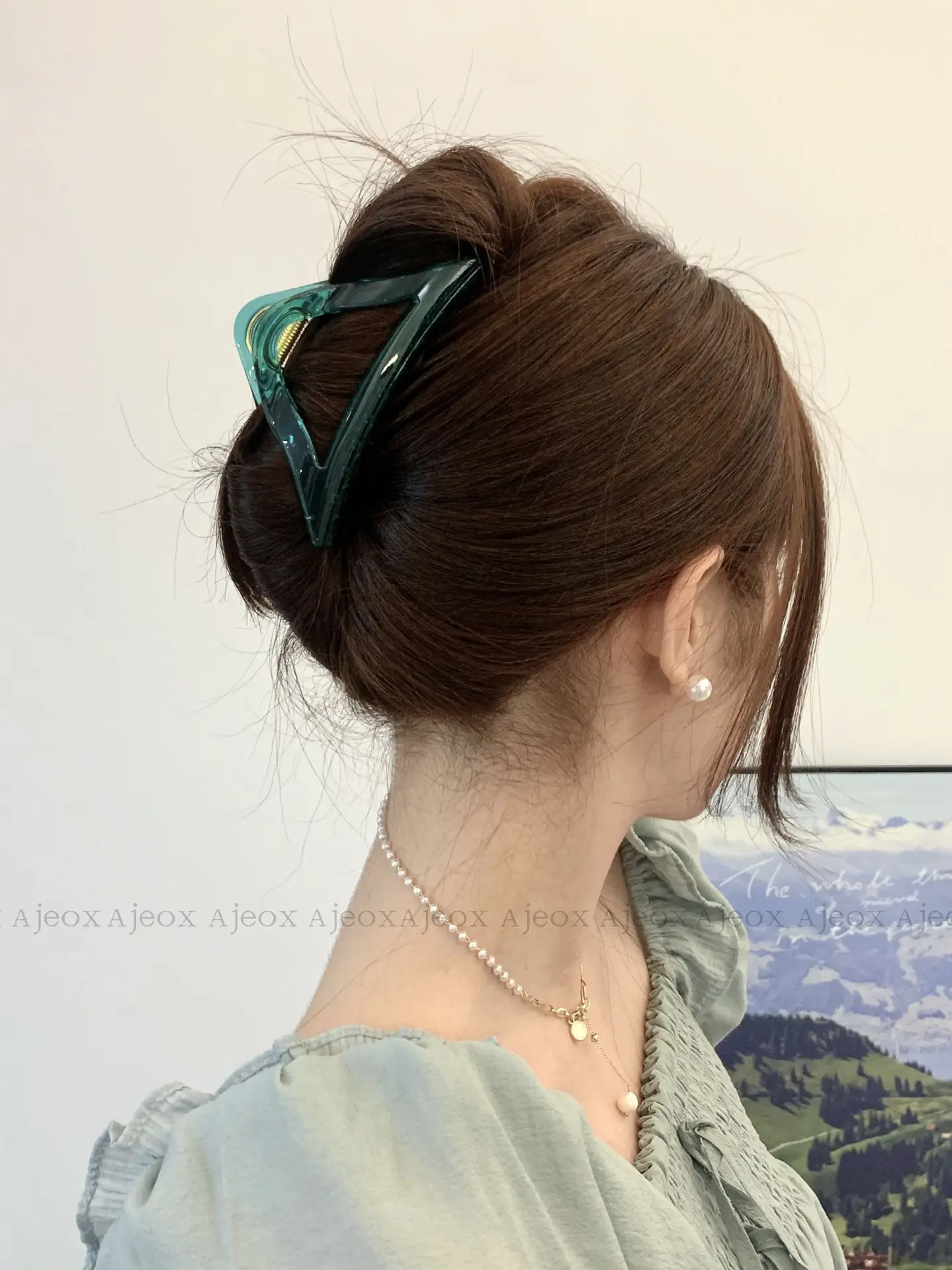 Clear Triangle Hair Clip Gradient Shark Grip — feature 4