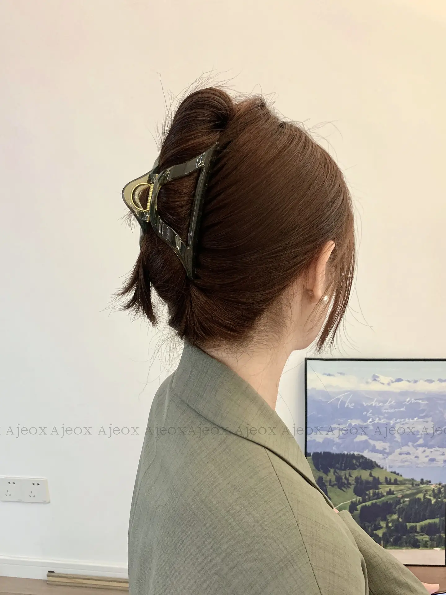 Clear Triangle Hair Clip Gradient Shark Grip — feature 6