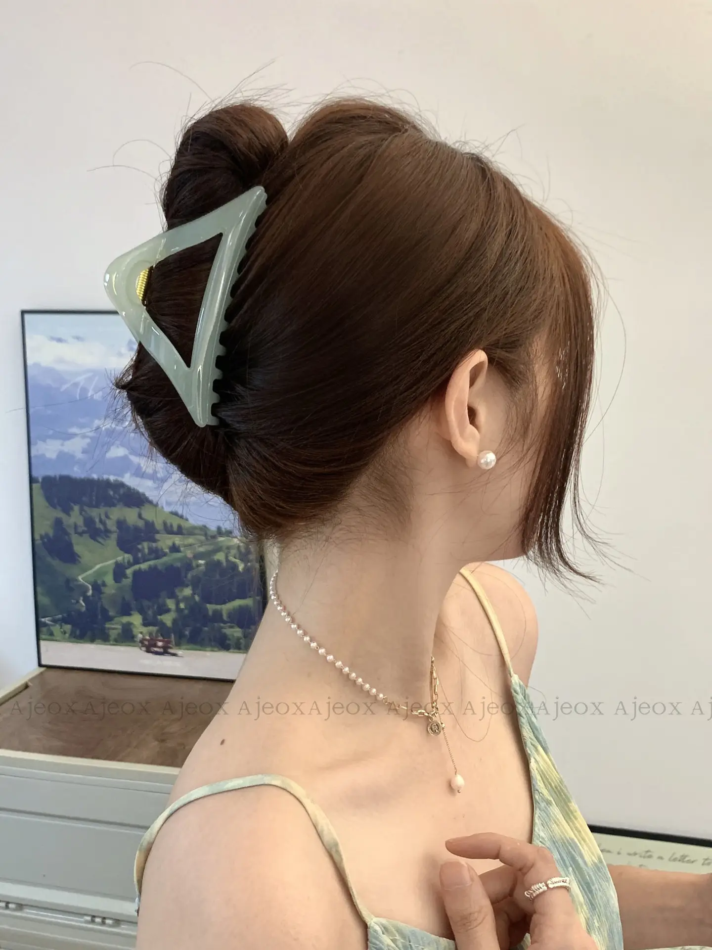 Clear Triangle Hair Clip Gradient Shark Grip — feature 9