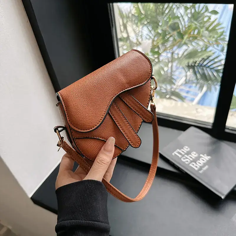 Green Saddle Messenger Bag for Women 2023 - Image 12
