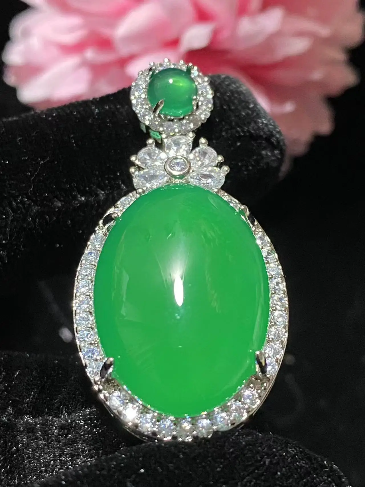 Live Silver Plated Ice Green Chalcedony Pigeon Egg Pendant — feature 10