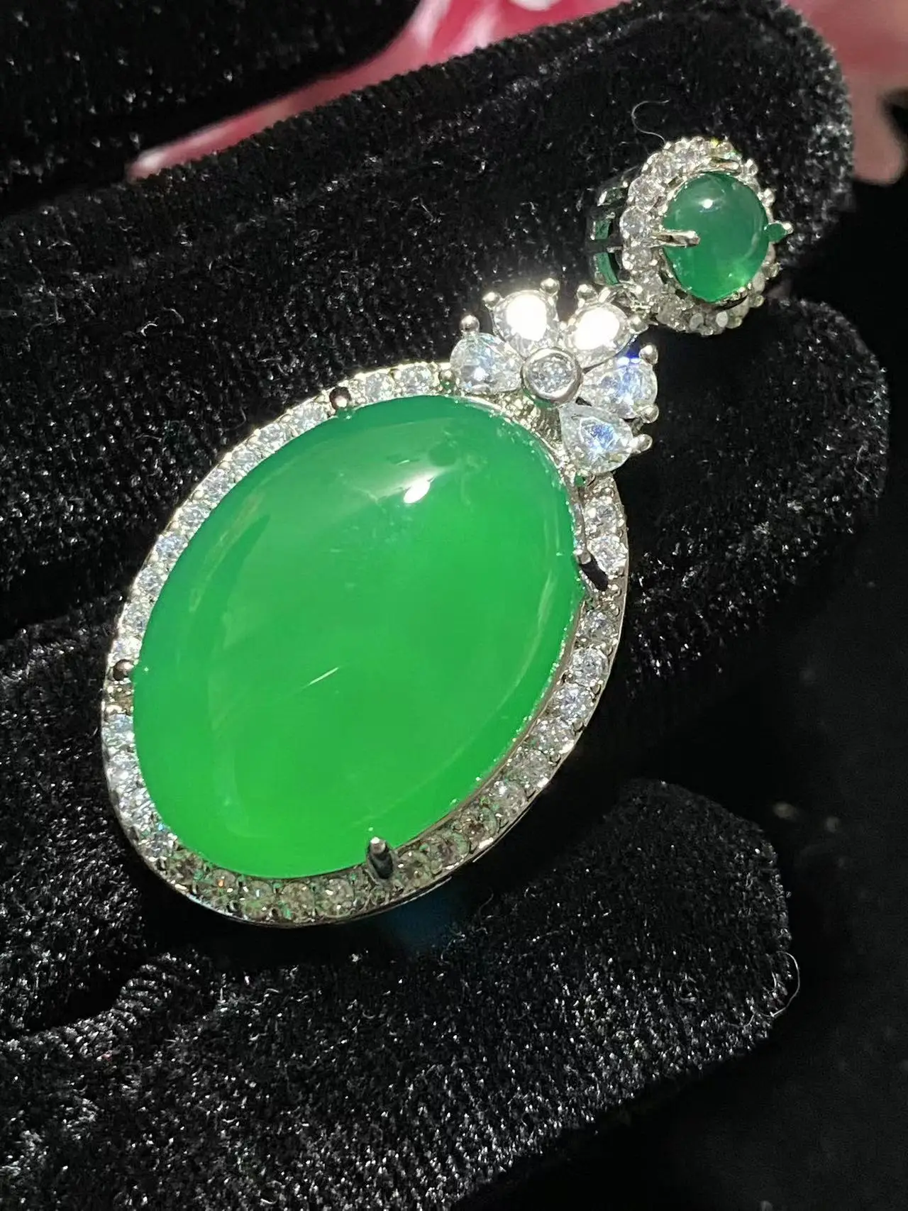 Live Silver Plated Ice Green Chalcedony Pigeon Egg Pendant — feature 3