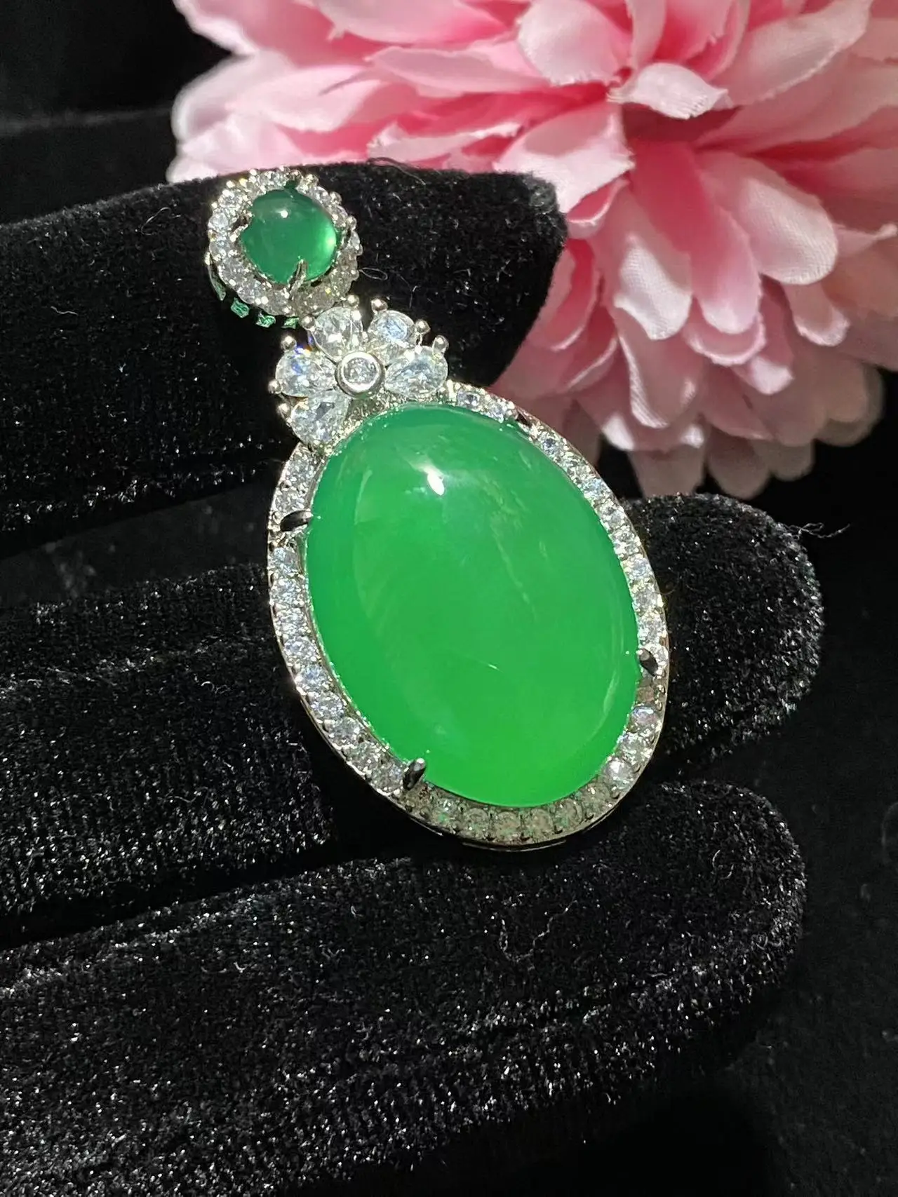Live Silver Plated Ice Green Chalcedony Pigeon Egg Pendant — feature 4