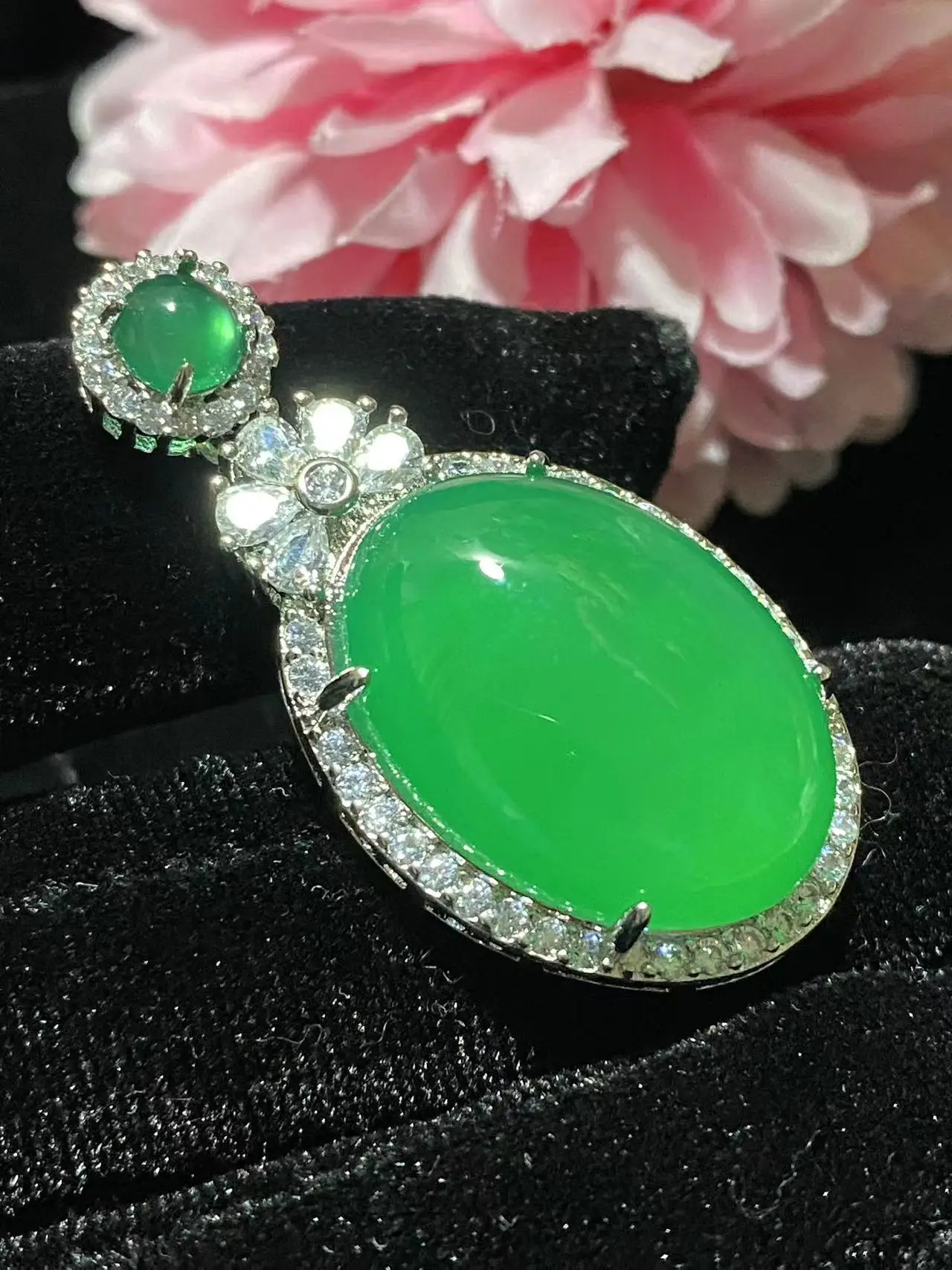 Live Silver Plated Ice Green Chalcedony Pigeon Egg Pendant — feature 5