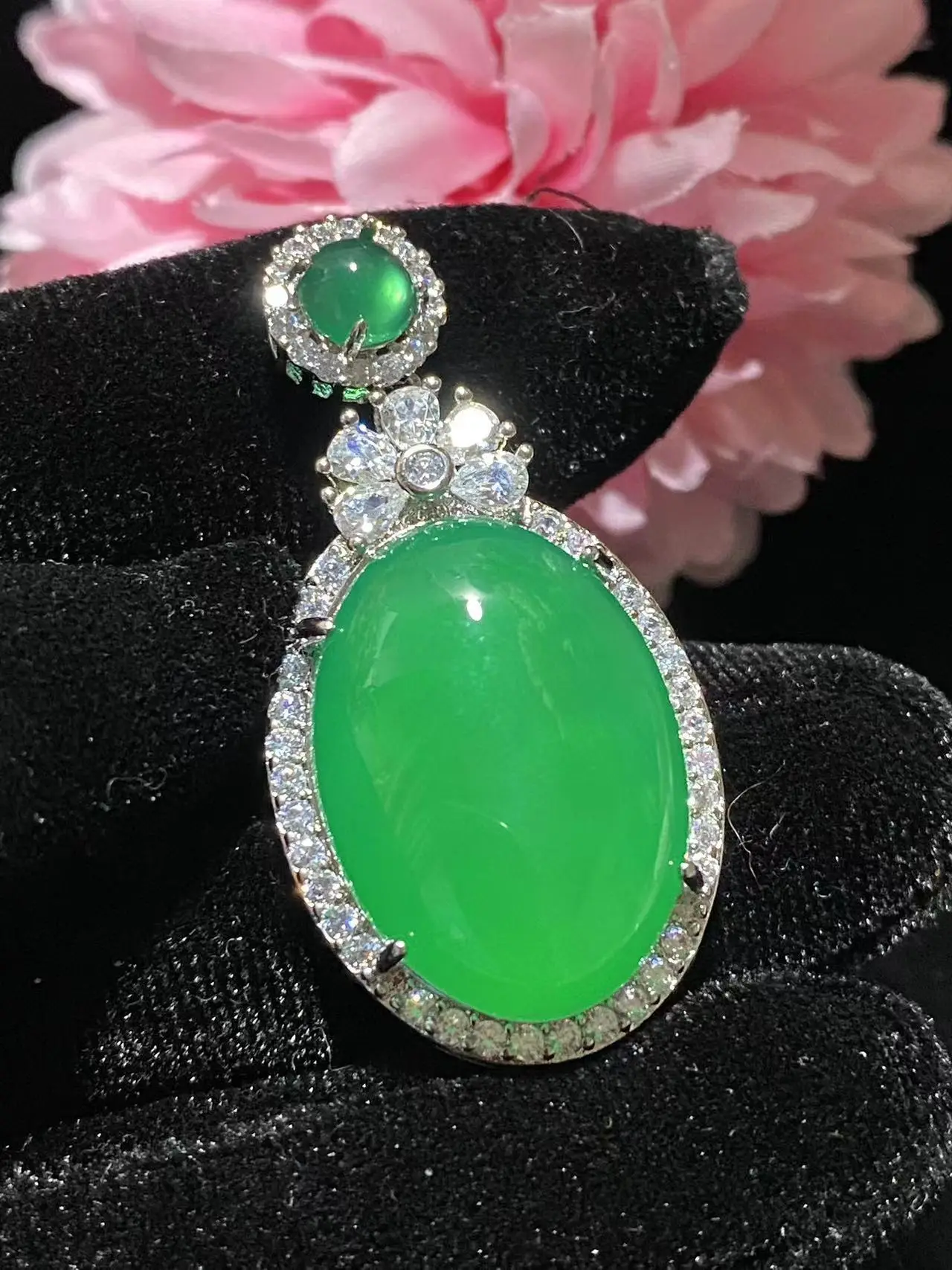 Live Silver Plated Ice Green Chalcedony Pigeon Egg Pendant — feature 7