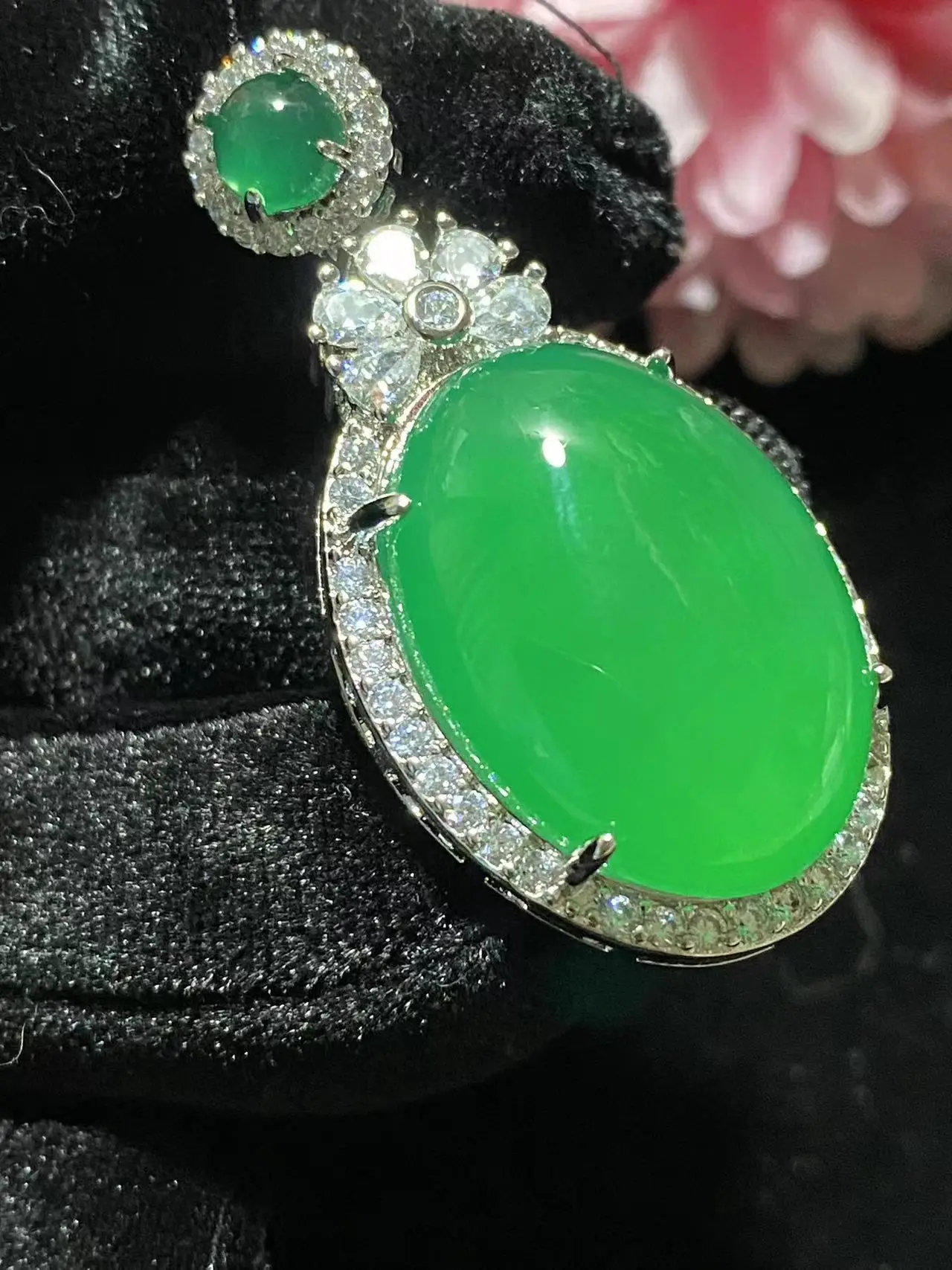 Live Silver Plated Ice Green Chalcedony Pigeon Egg Pendant — feature 9