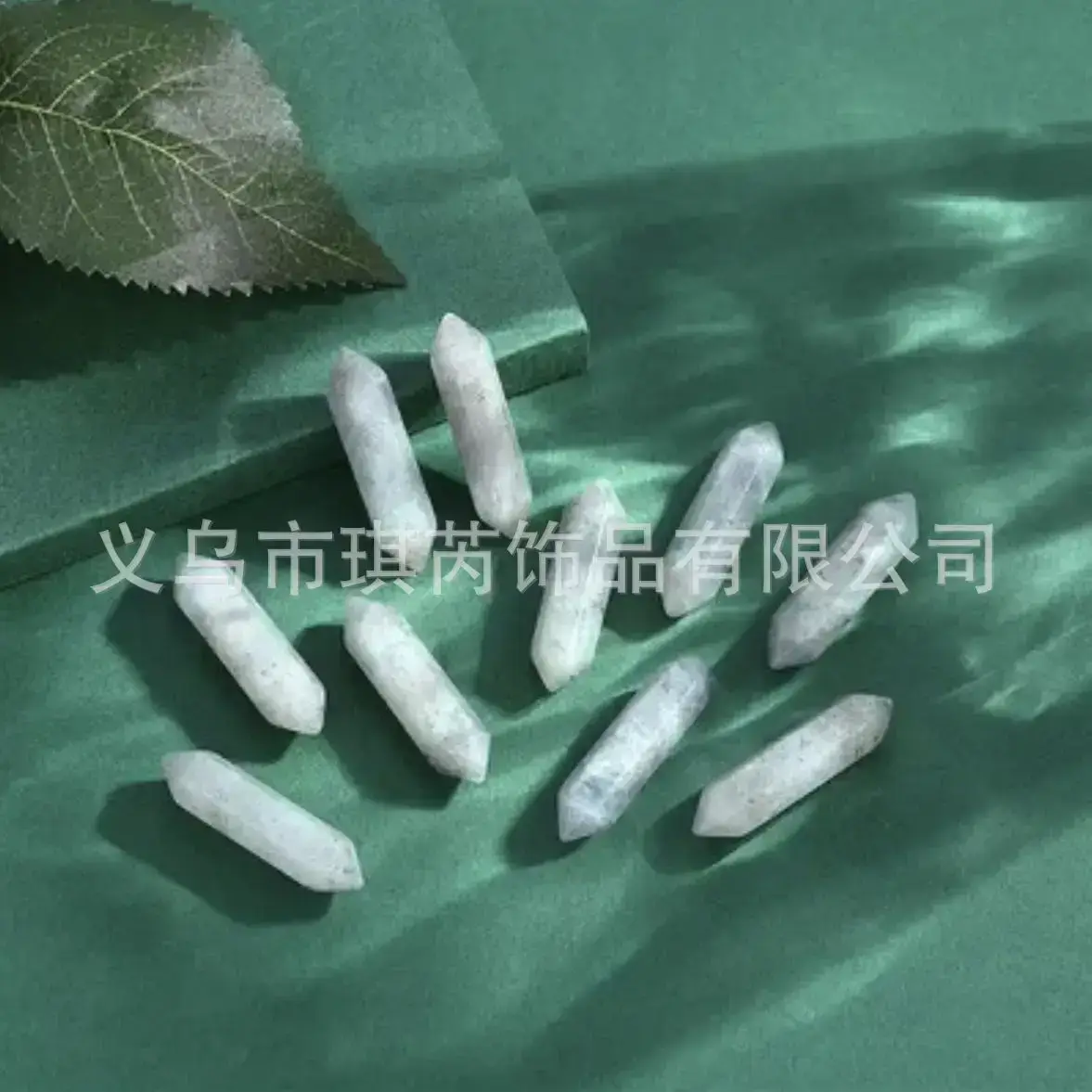灰色拉长石.png
