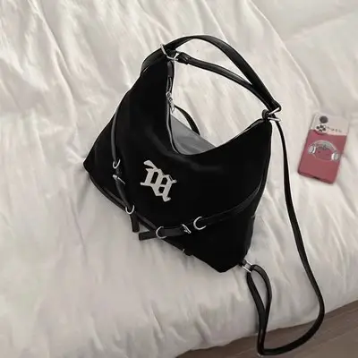 黑色