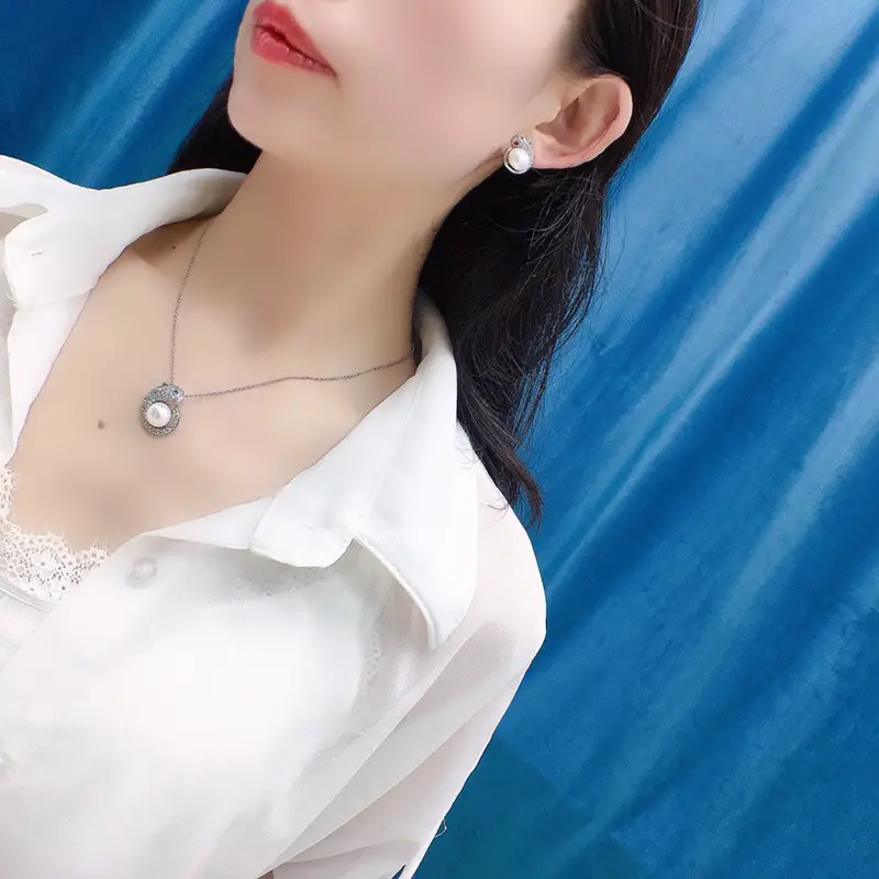 Three-Piece Pearl Necklace Set for Women with Emerald Accents - Image 4