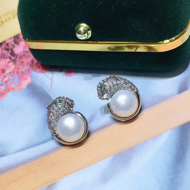 Three-Piece Pearl Necklace Set for Women with Emerald Accents - Image 5