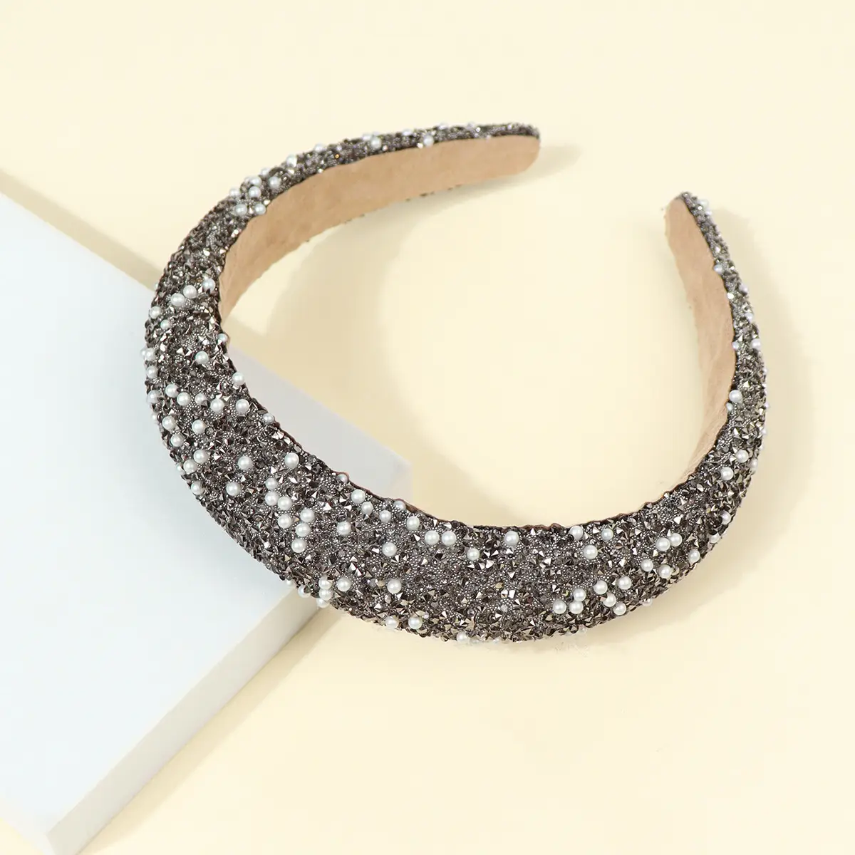 Sparkling Diamond Pearl Headband for Women - Image 10