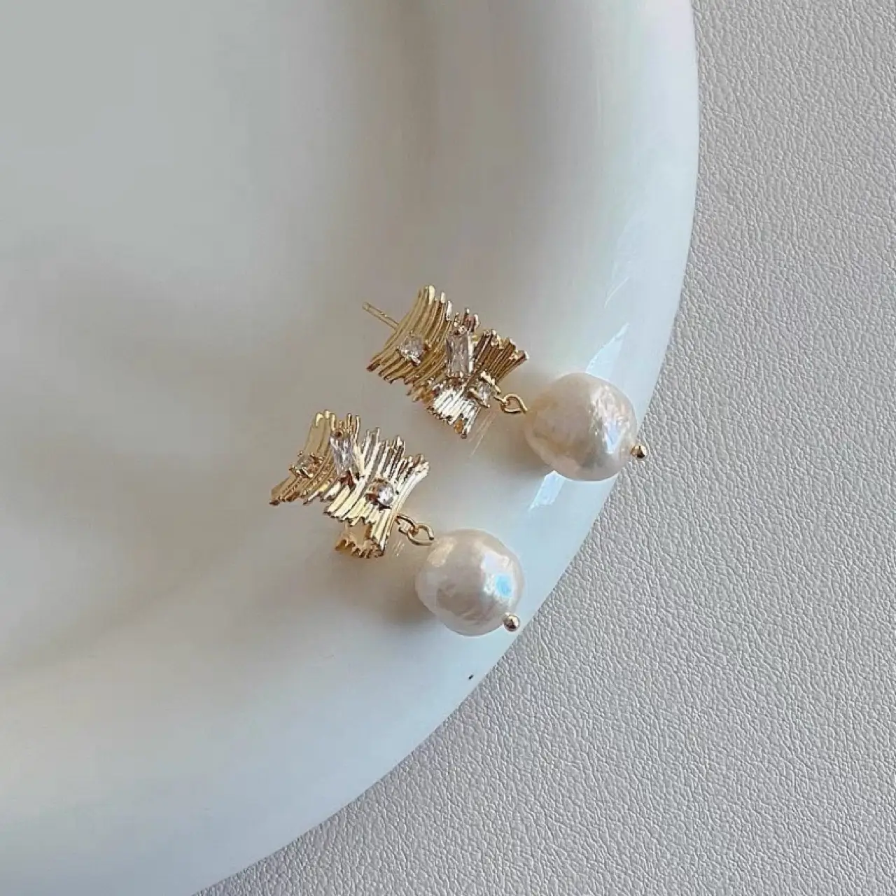 Gold Pearl Earrings for Women Autumn Winter Fashion - Image 3